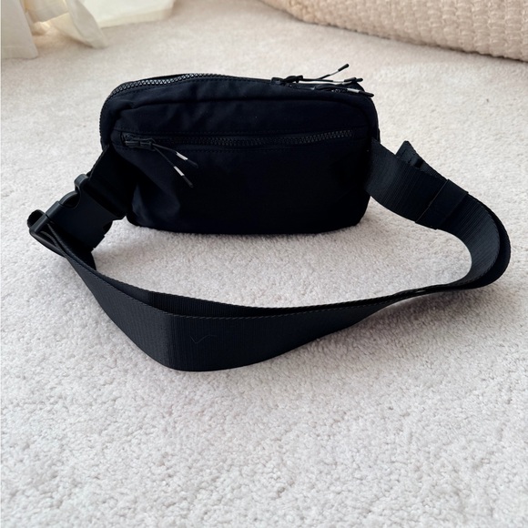 Fabletics “The Big Belt Bag” in black - Picture 6 of 11